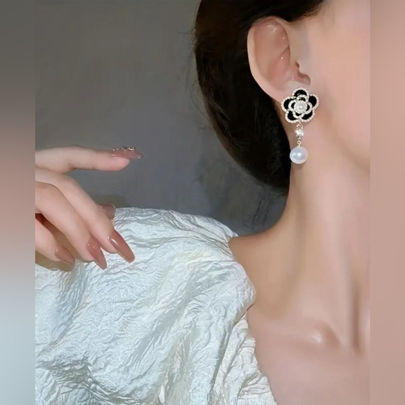FLOWER WITH DROP PEARLS EARRINGS - Picture 1 of 4